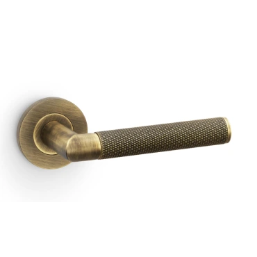 Deurkruk Knurled 'Harrier' - Antiek messing - Rond rozet Ø50mm